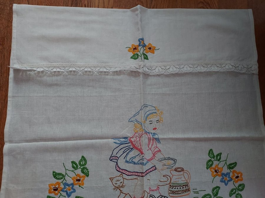 Paradhandduk 40-tal Handbroderad Bredd 745 cm/Längd 77 cm