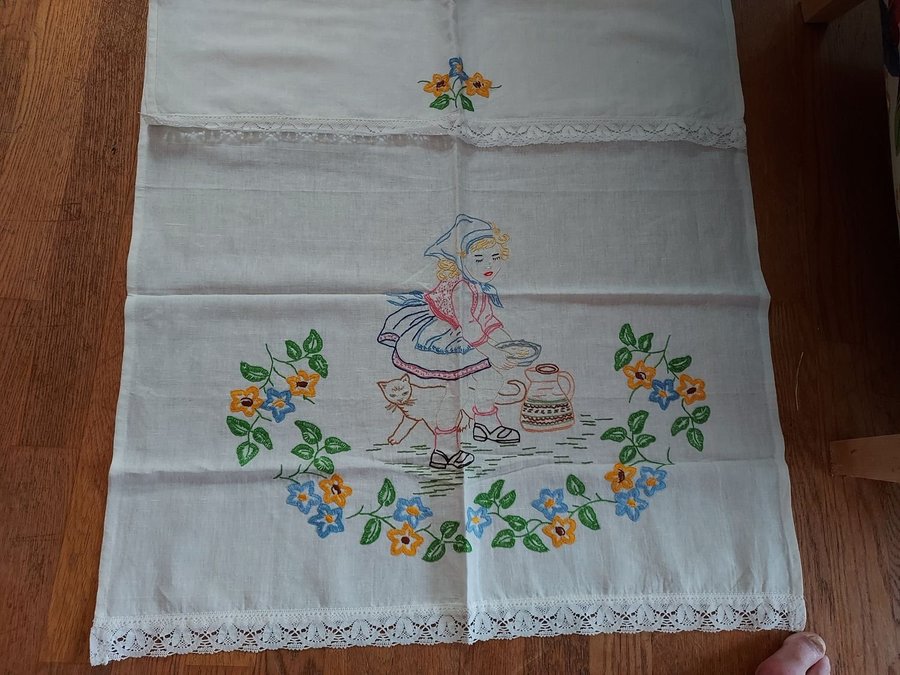 Paradhandduk 40-tal Handbroderad Bredd 745 cm/Längd 77 cm