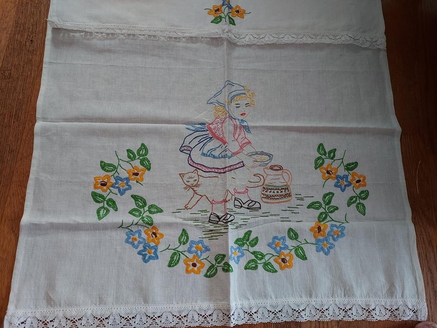 Paradhandduk 40-tal Handbroderad Bredd 745 cm/Längd 77 cm