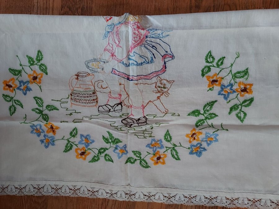 Paradhandduk 40-tal Handbroderad Bredd 745 cm/Längd 77 cm