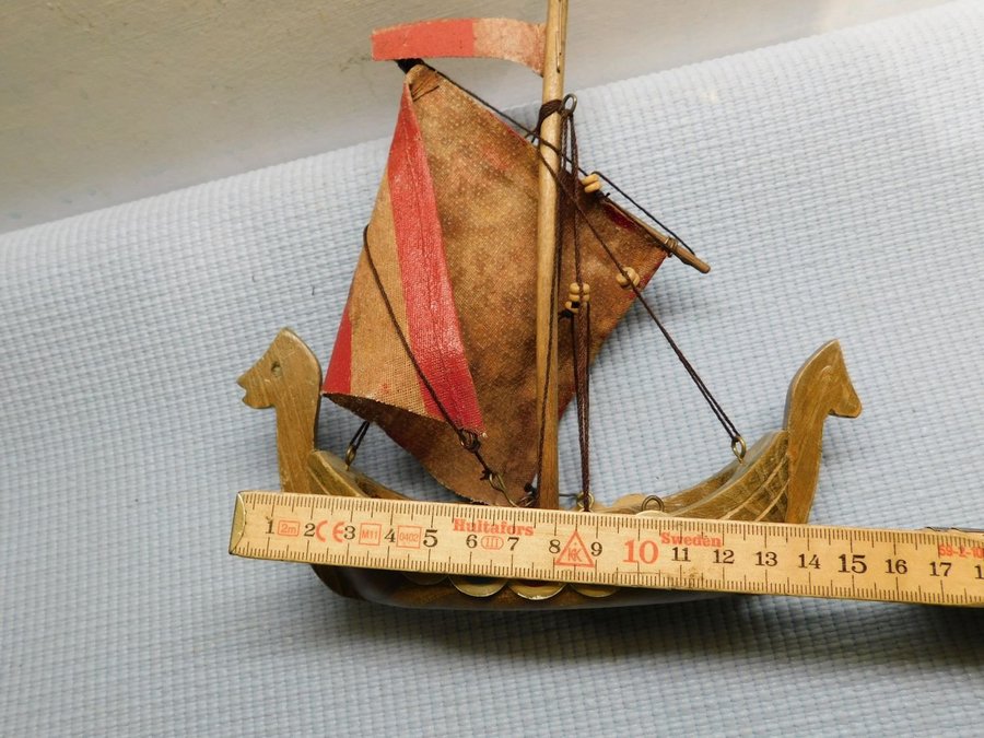 Vikingaskepp Träslöjd Vikingaskepp av Trä med Segel av Säckväv Målad