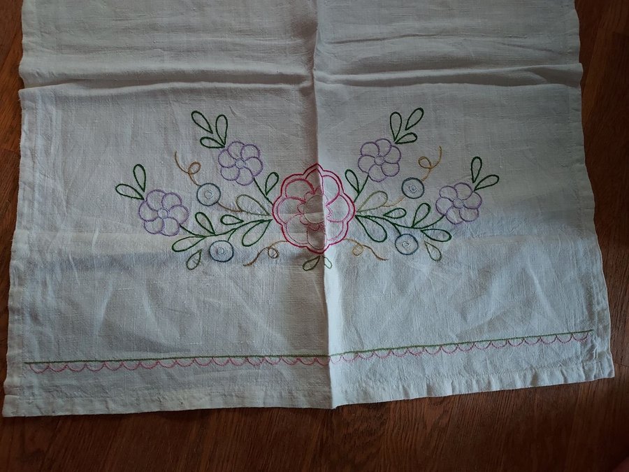 Paradhandduk Linne VIT Handbroderad Bredd 685 cm/Längd 78 cm