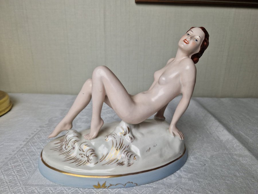 Vacker Art Déco porslinsskulptur naken kvinna Royal Dux
