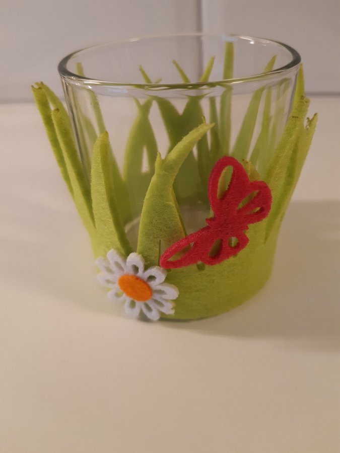 Oanvänd kruka i glas med dekorativt omtag i filt