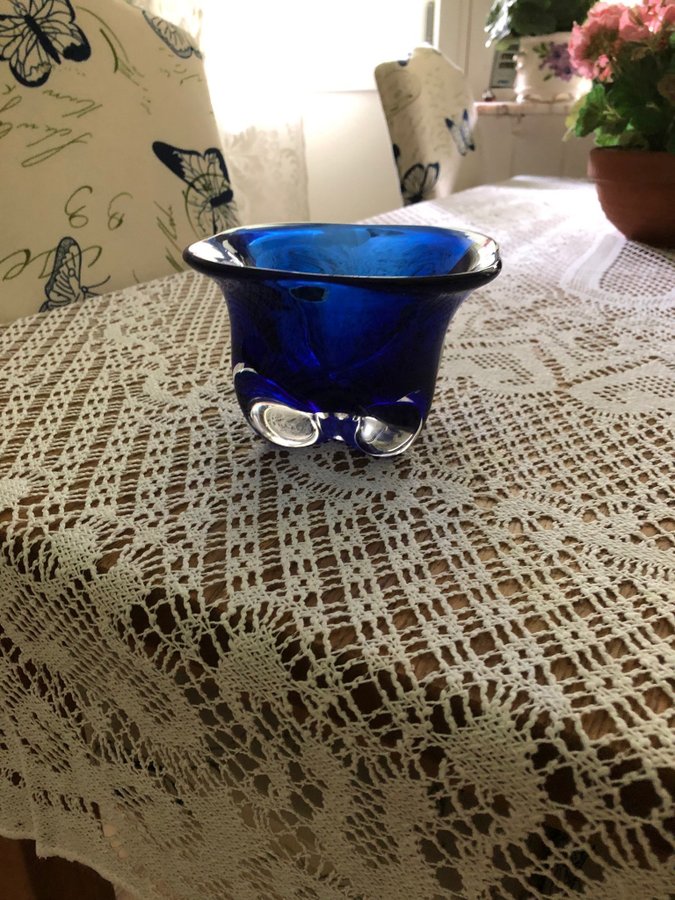 Tung färgad skål Magnor från Norge glasbruk i mörkblått 1960-tal