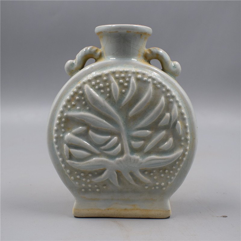 Song Dynasty white porcelain Ding kiln carved pattern