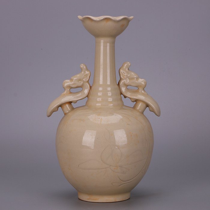 Song Dynasty Hutian kiln shadow green carved amphora