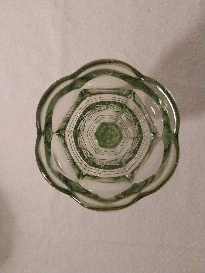 Vas - Grön - Art deco - Vintage - Pressat Glas