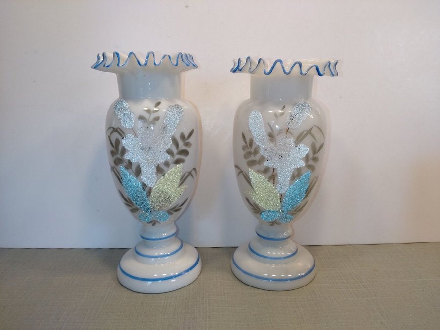 Bemålade viktorianska vaser i opalglas / flussglas med pärleffekt (Sekelskifte)