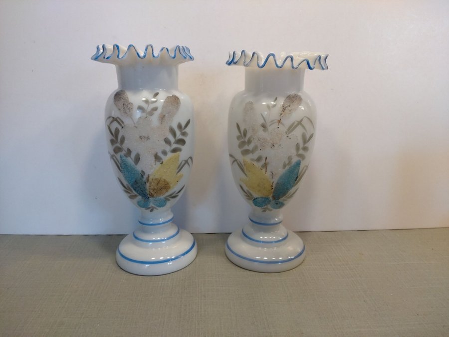 Bemålade viktorianska vaser i opalglas / flussglas med pärleffekt (Sekelskifte)