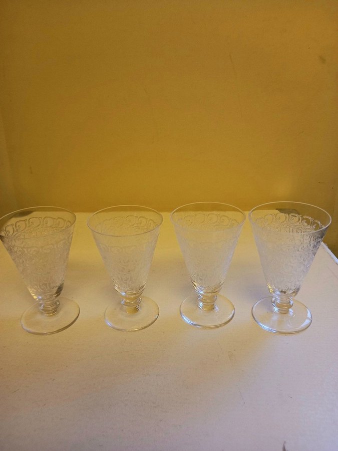 4st små spritglas likör sprit glas på fot med dekor gravyr