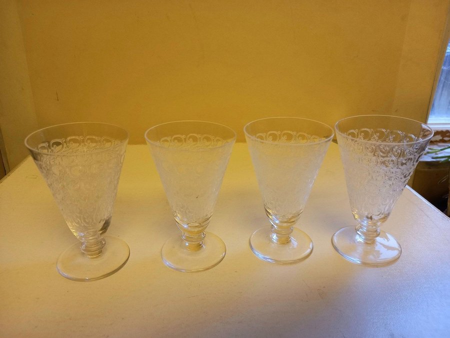 4st små spritglas likör sprit glas på fot med dekor gravyr