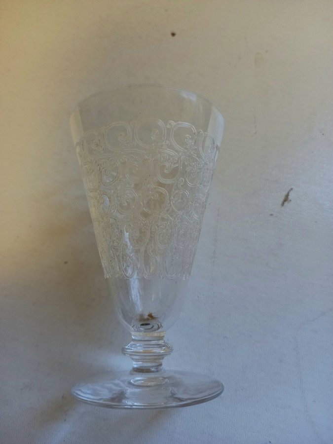 4st små spritglas likör sprit glas på fot med dekor gravyr