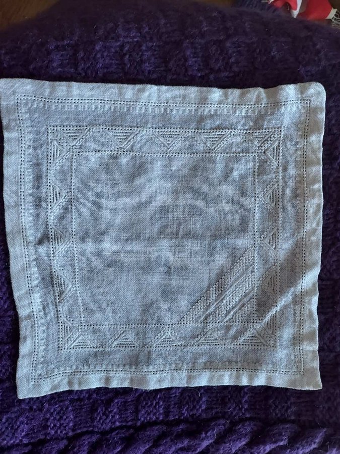 duk handbroderad VIT linne 25x25 cm !