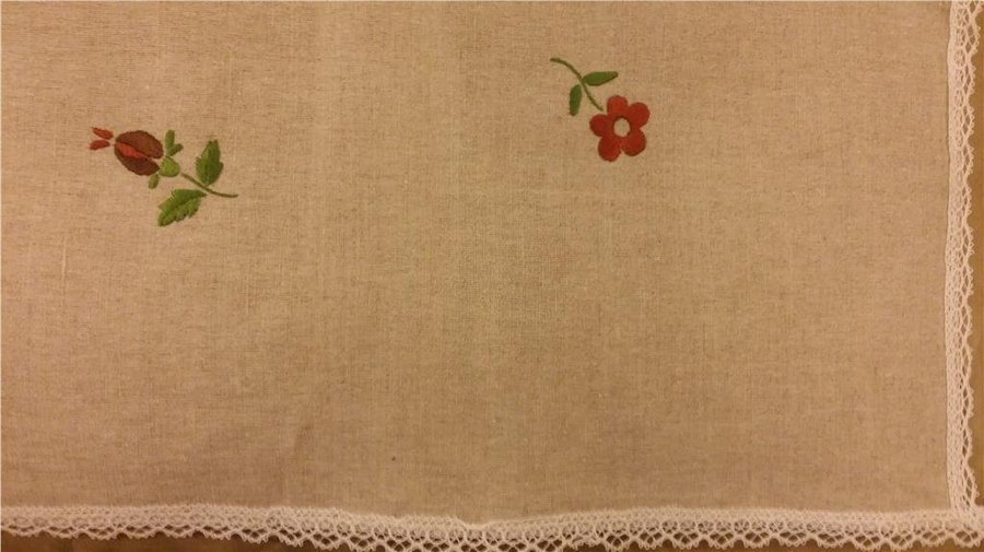 duk handbroderad linne 94x100 cm !