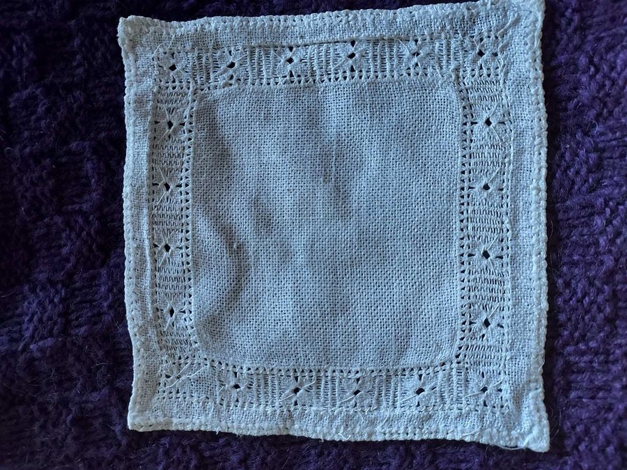 duk handbroderad VIT linne 19x20 cm !