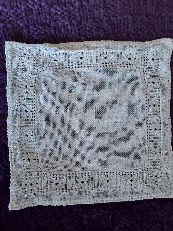 duk handbroderad VIT linne 19x20 cm !