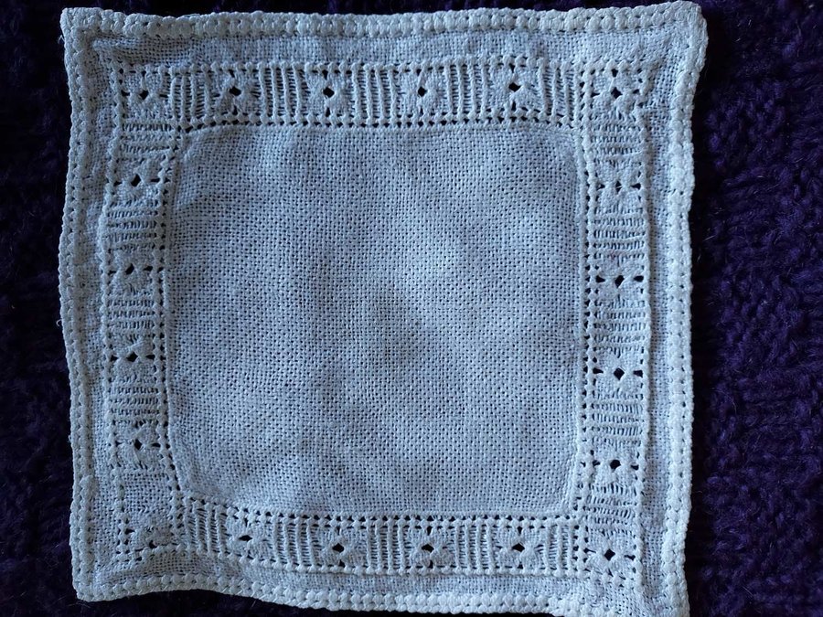 duk handbroderad VIT linne 19x20 cm !