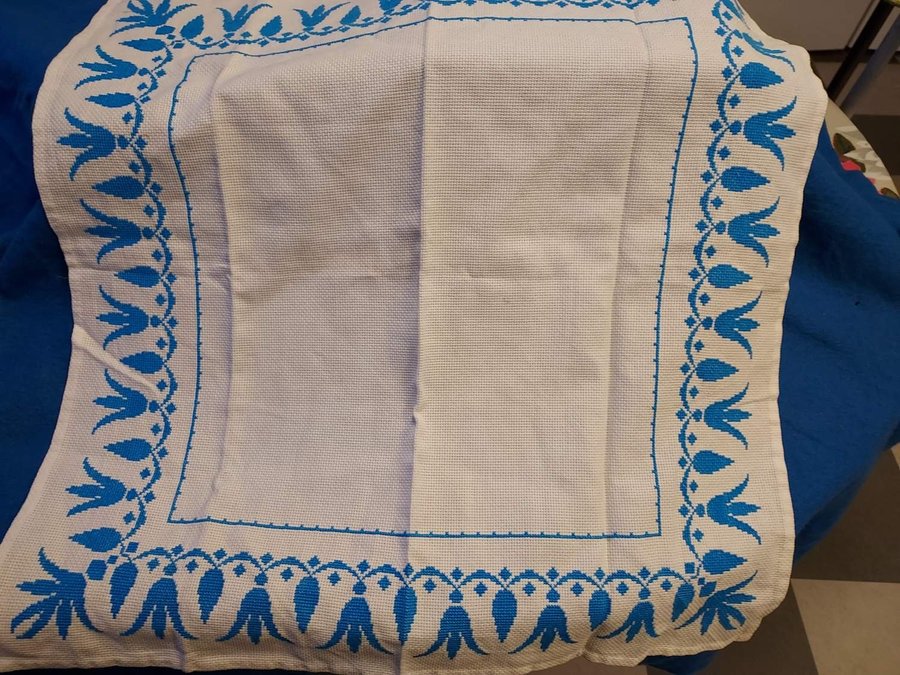 duk Handbroderad VIT 66x70 cm !