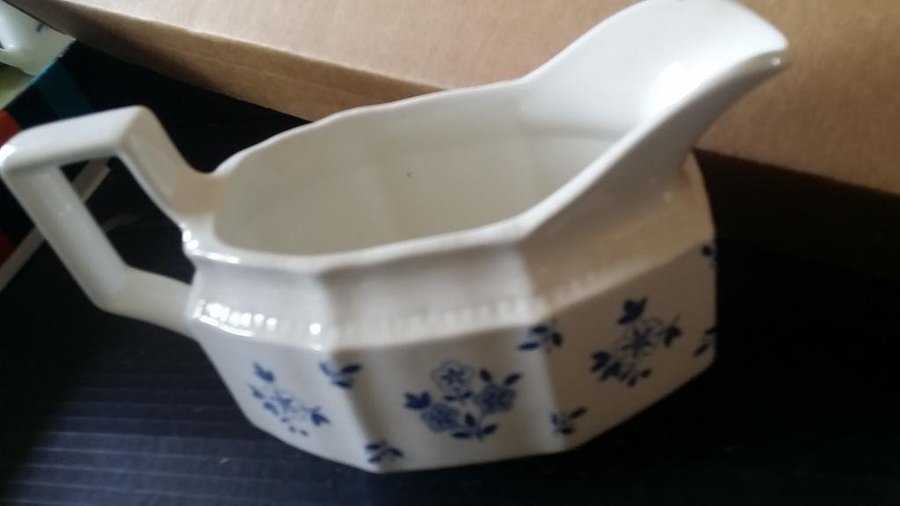 kanna såsskål Porslin WEDGWOOD längd 19 cm !