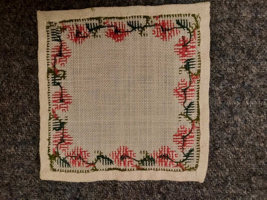 duk/plätt Handbroderad 14x14 cm !