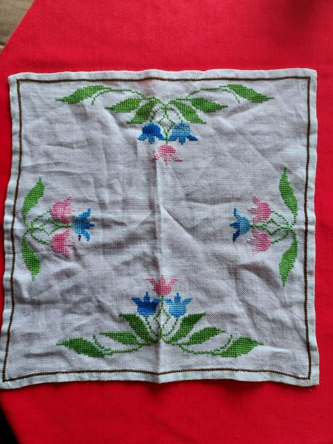 duk handbroderad linne 34x34 cm !