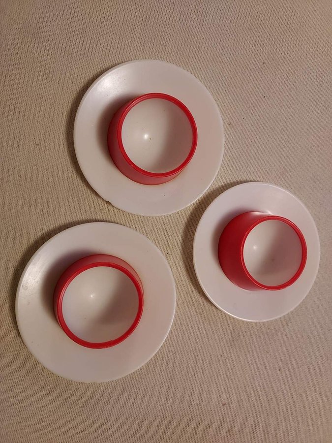 Äggkoppar 3 stycken Plast diameter 9 cm !