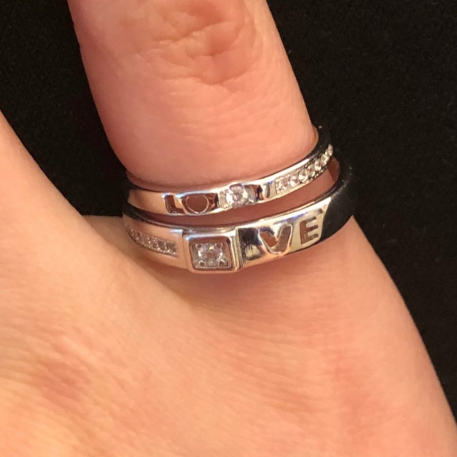 Ett par justerbar LOVE nya ringar i sterling silver pläterade stämplade