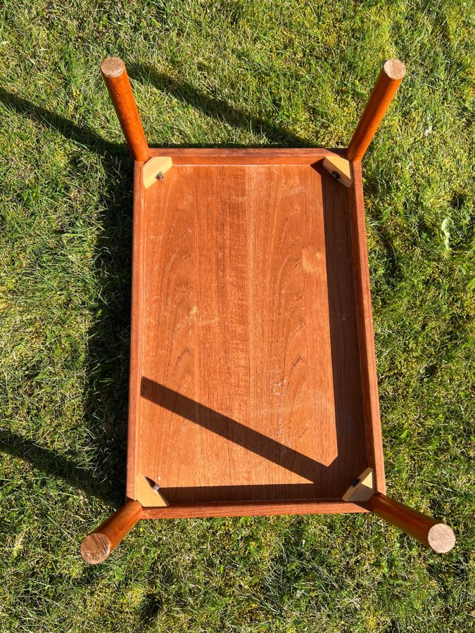 Fint litet BORD i TEAK  1950/60-tal