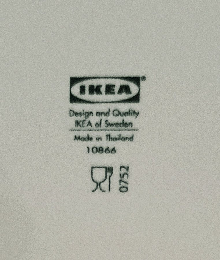 4 tallrikar från IKEA 2 mattallrikar 1 desserttallrik och 1 assiett