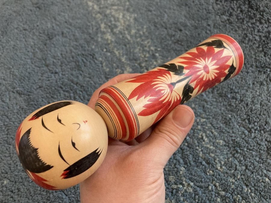 Fin vintage? japansk trädocka Kokeshi ca 21 cm hög