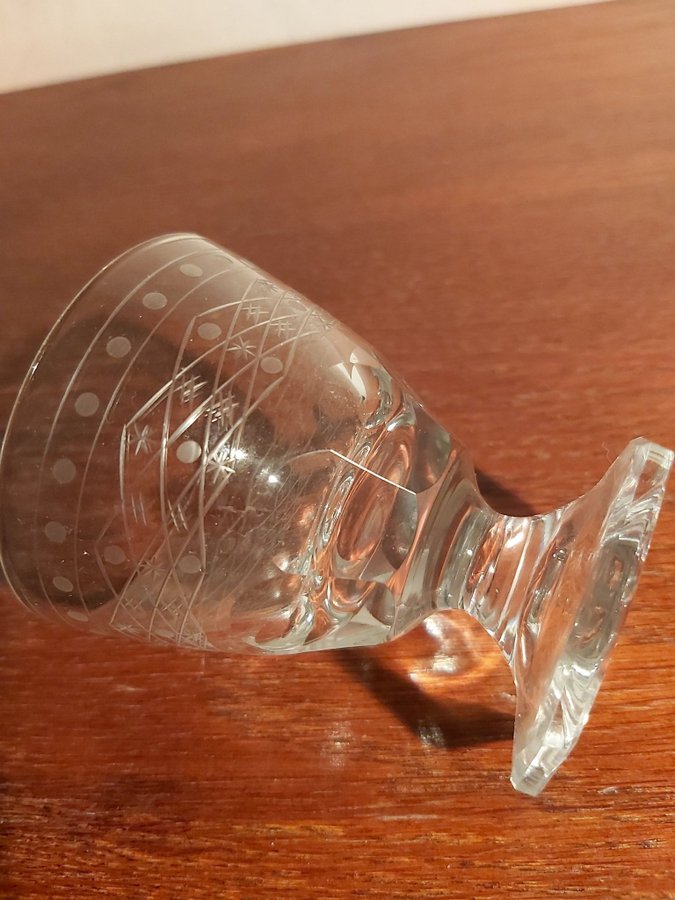 Likörglas vackert slipade