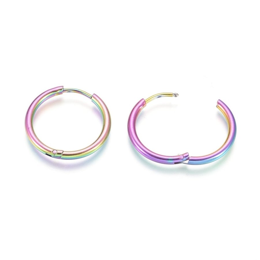 REA___REA__1 Par 13 mm Hoops örhängen i regnbågsfärgad i 316L stål