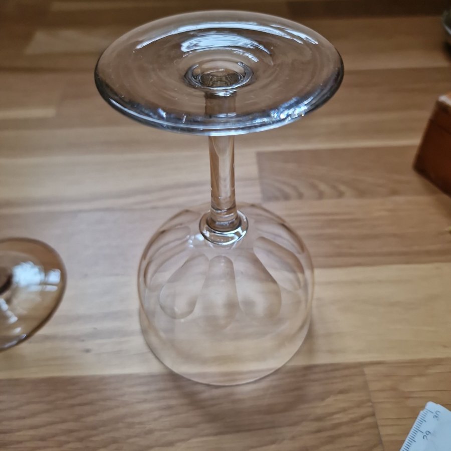 2 champagneglas cocktailglas med vacker slipning i botten