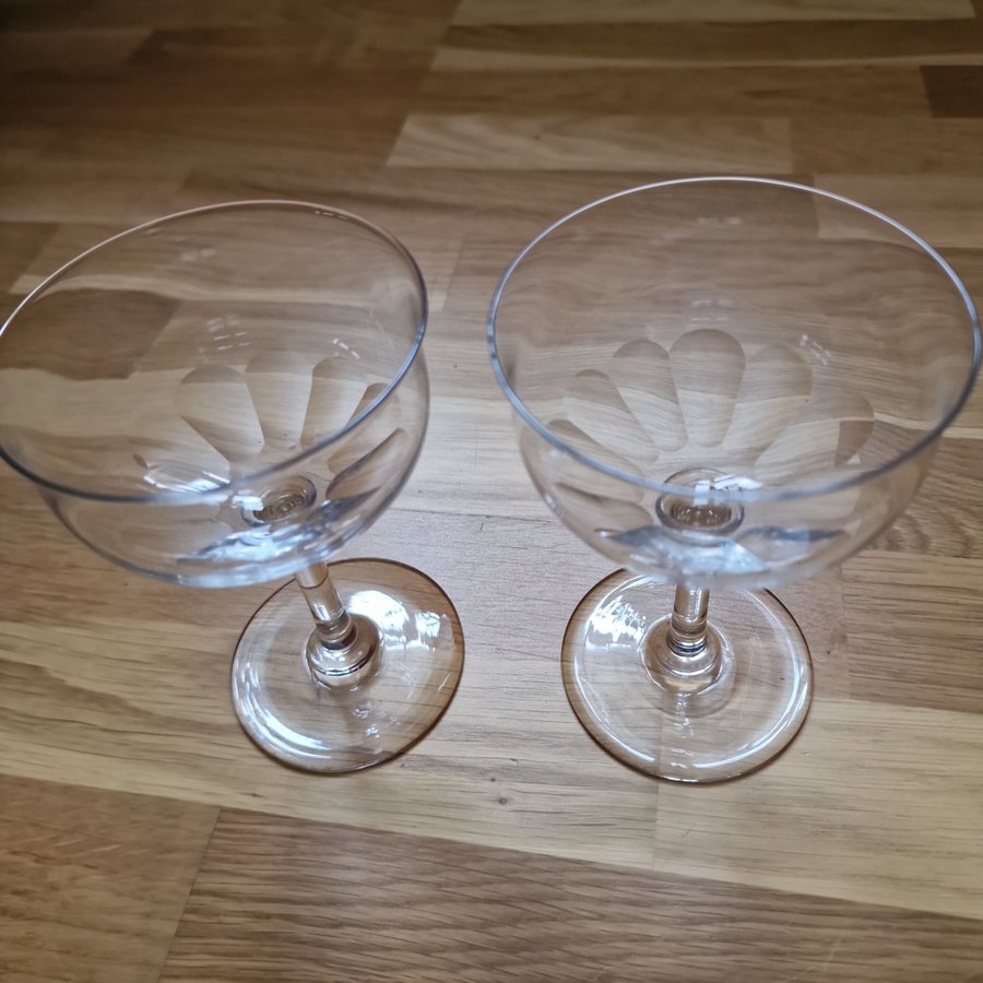 2 champagneglas cocktailglas med vacker slipning i botten