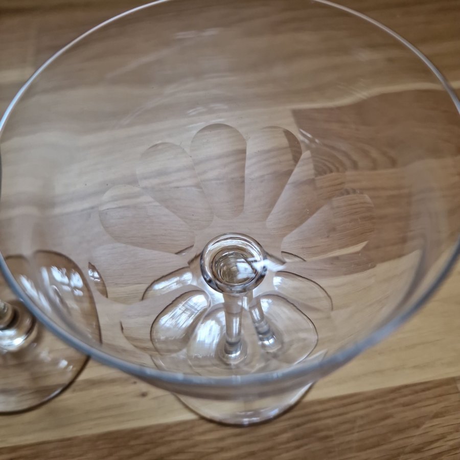 2 champagneglas cocktailglas med vacker slipning i botten