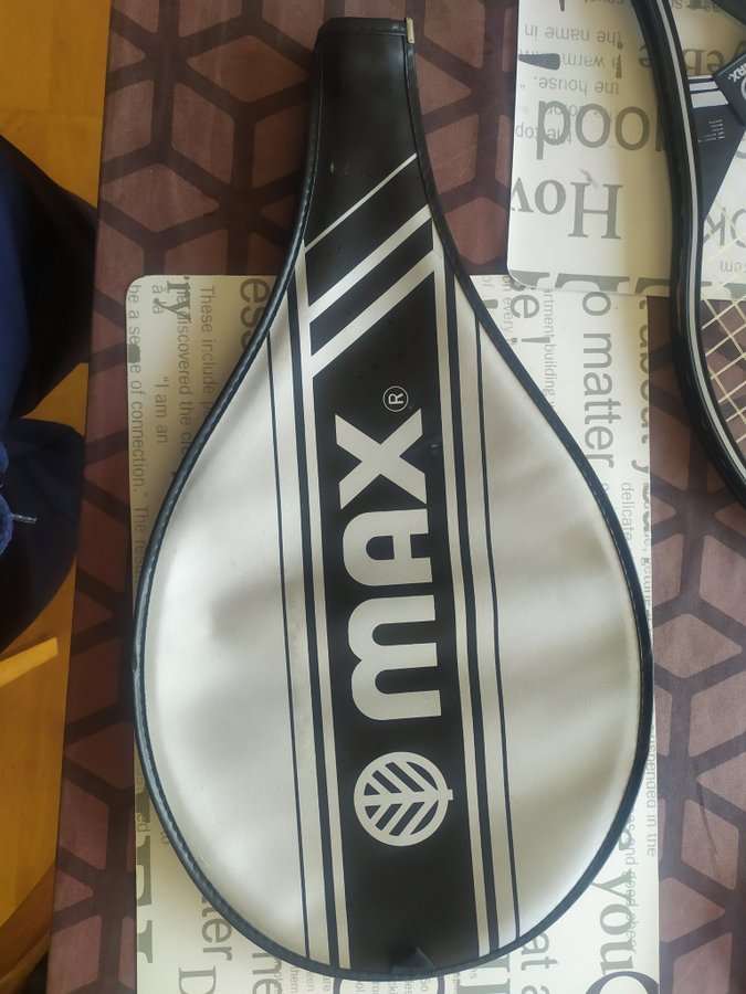 Tennisracket MAX Senior storlek med passande fodral I väldigt gott skick!