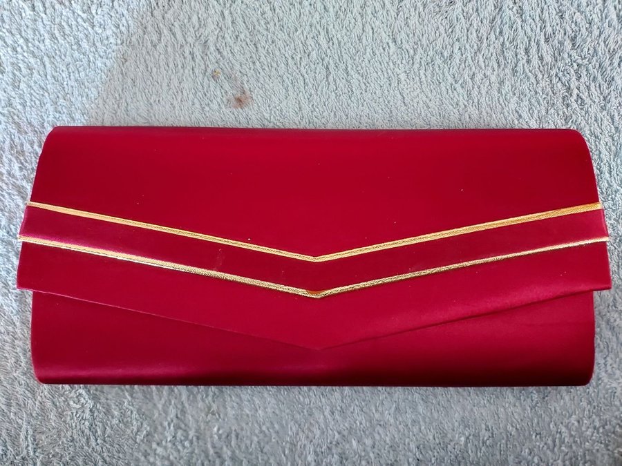 Axelväska CLUTCH siden VINRÖD höjd 135 cm/bredd 25 cm