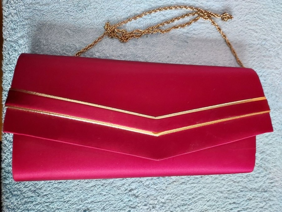 Axelväska CLUTCH siden VINRÖD höjd 135 cm/bredd 25 cm