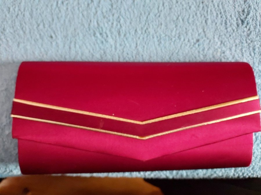 Axelväska CLUTCH siden VINRÖD höjd 135 cm/bredd 25 cm