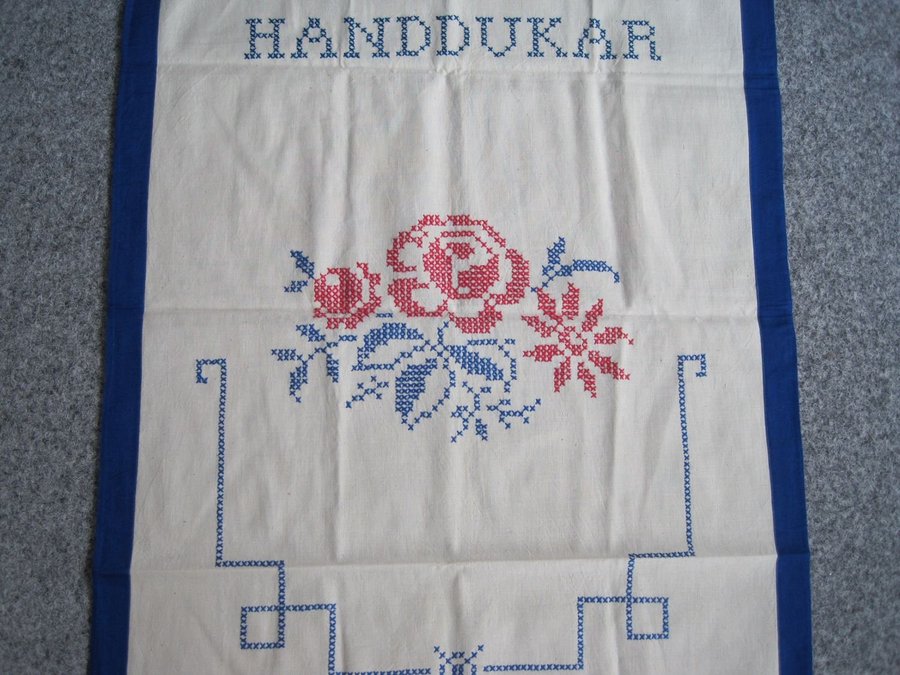 Vintage Broderad paradhandduk med blommor och text