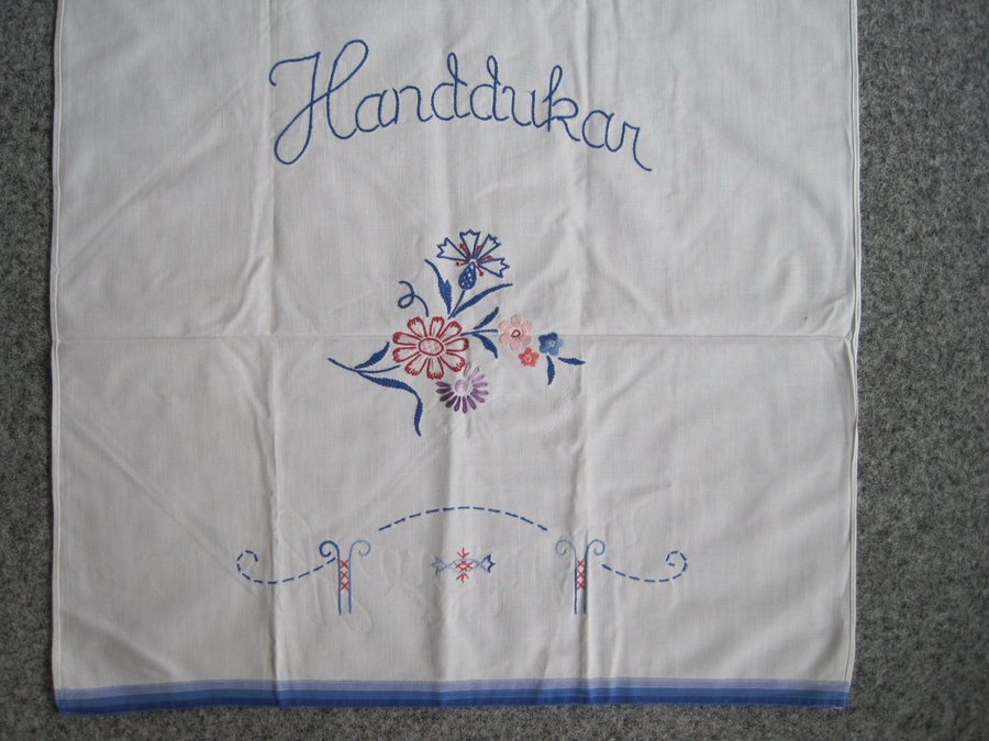 Vintage Broderad paradhandduk med blommor och text