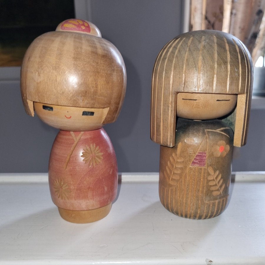 2 japanska Kokeshi dockor i trä