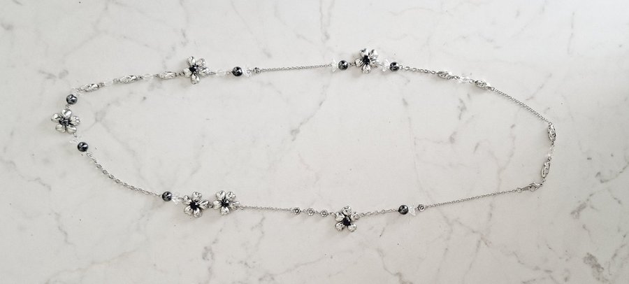 Halsband med olika pärlor små blommor mm