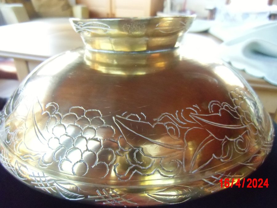 Vacker gammal kinesisk mässingskål på fot 225 cm diameter 75 cm hög