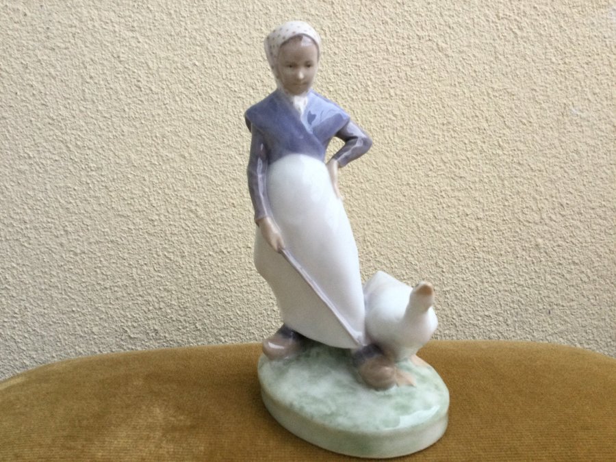 Royal Copenhagen figurin ”Goose-girl” Thomsen Christian