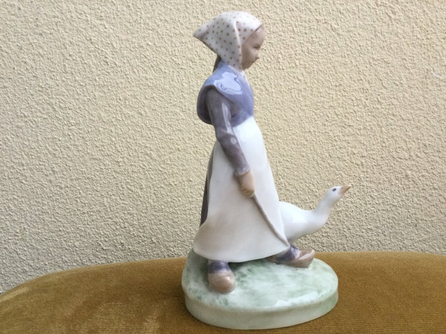 Royal Copenhagen figurin ”Goose-girl” Thomsen Christian