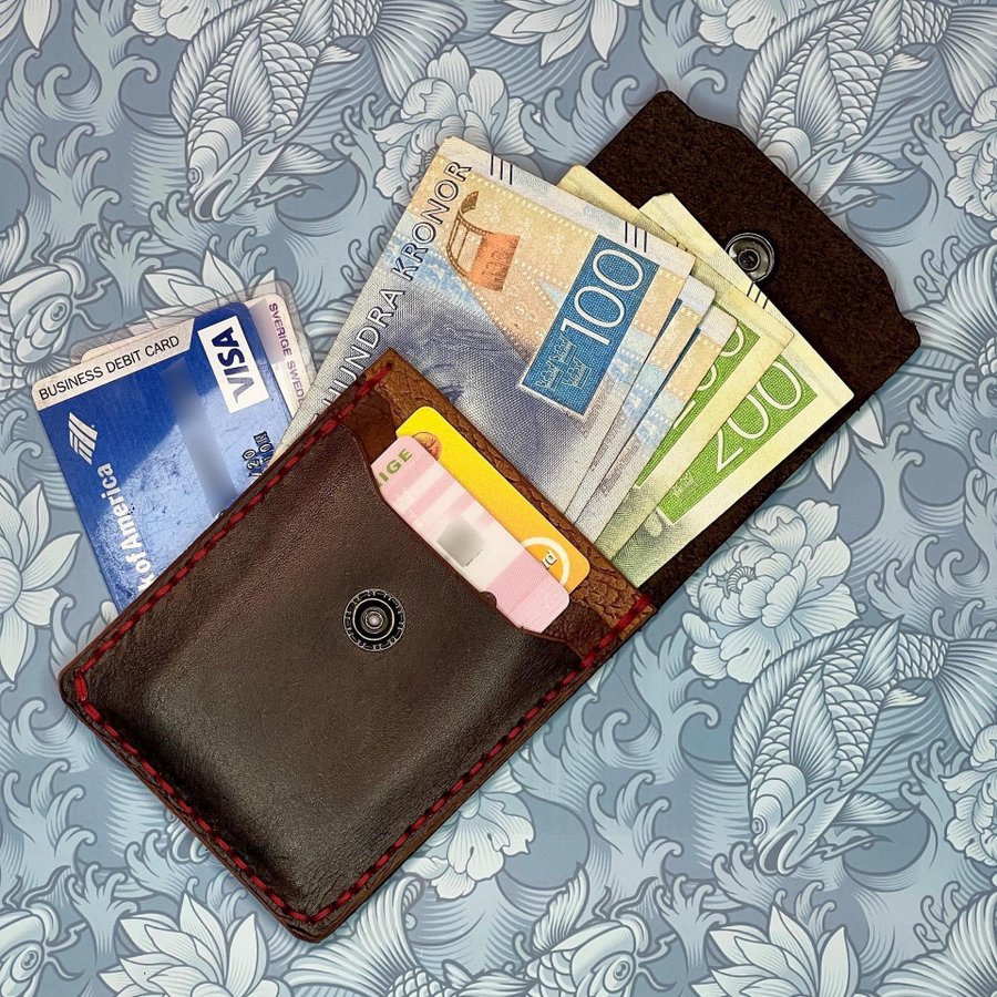 Plånbok med fickor för (kör)kort och sedlar