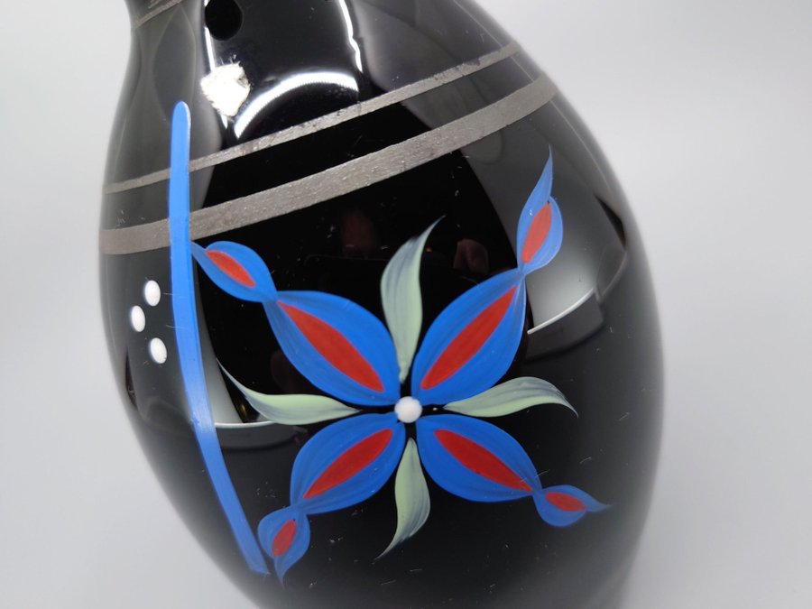 Vas sannolikt Åfors Art deco målat svart glas med veckad kant - blå  röd dekor