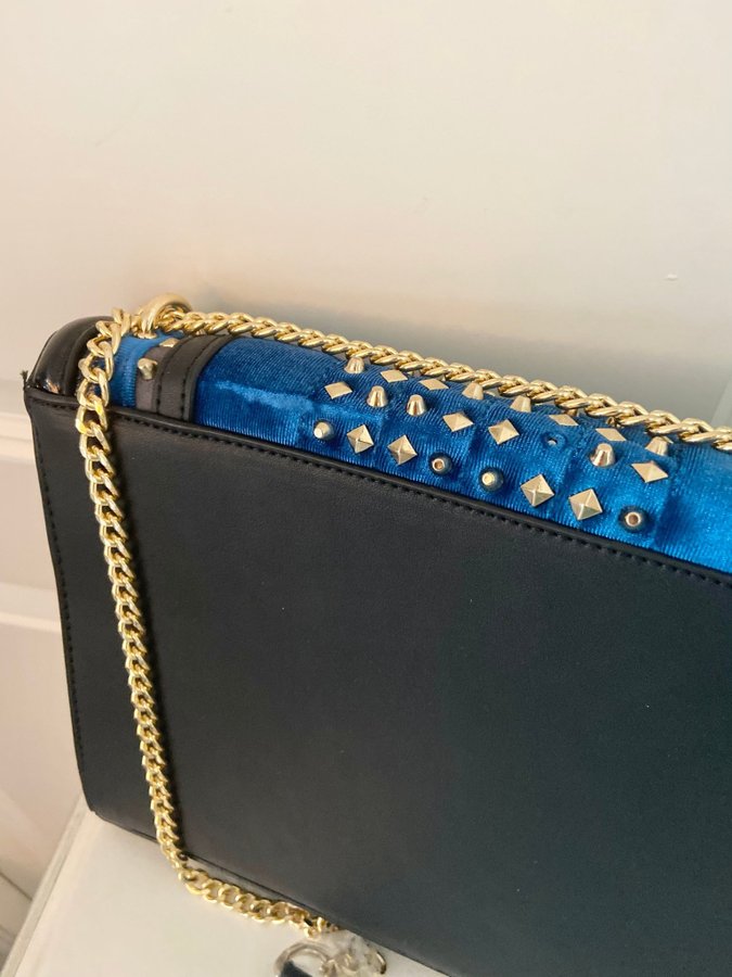 River Island Navy Studded Quilted Cross Body Bag Axelremsväska Kedja